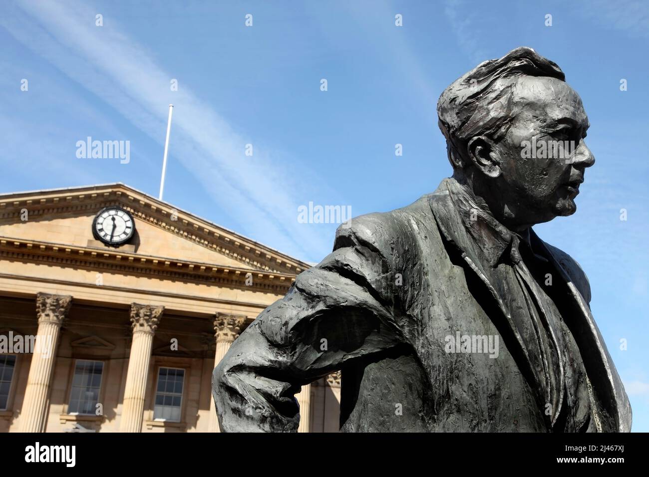 Statue des Abgeordneten der britischen Labour Party und des Premierministers Harold Wilson, Baron Wilson aus Rievaulx, vor dem Bahnhof Huddersfield, Großbritannien. Stockfoto