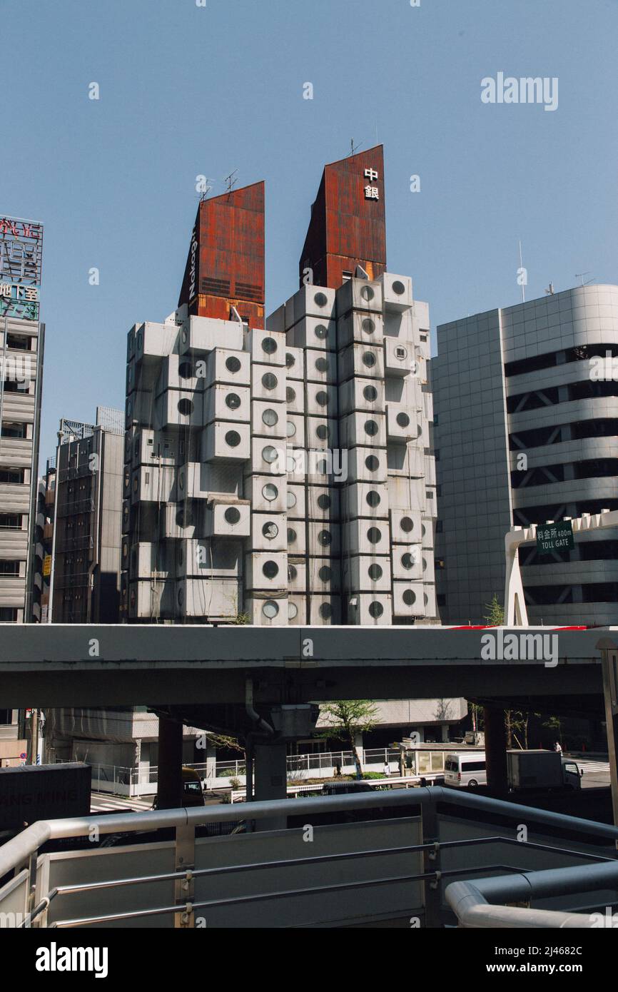 Tokio. 12. April 2022. Das am 12. April 2022 aufgenommene Foto zeigt das Nakagin Capsule Tower Building in Shimbashi, Tokio, Japan. Das Nakagin Capsule Tower Building ist ein gemischter Wohn- und Büroturm in Shimbashi in Tokio. Das Gebäude wurde 1972 erbaut und ist heute in Verfall geraten. Im März 2022 wurde bekannt gegeben, dass das Gebäude abgerissen werden soll. Quelle: Zhang Xiaoyu/Xinhua/Alamy Live News Stockfoto