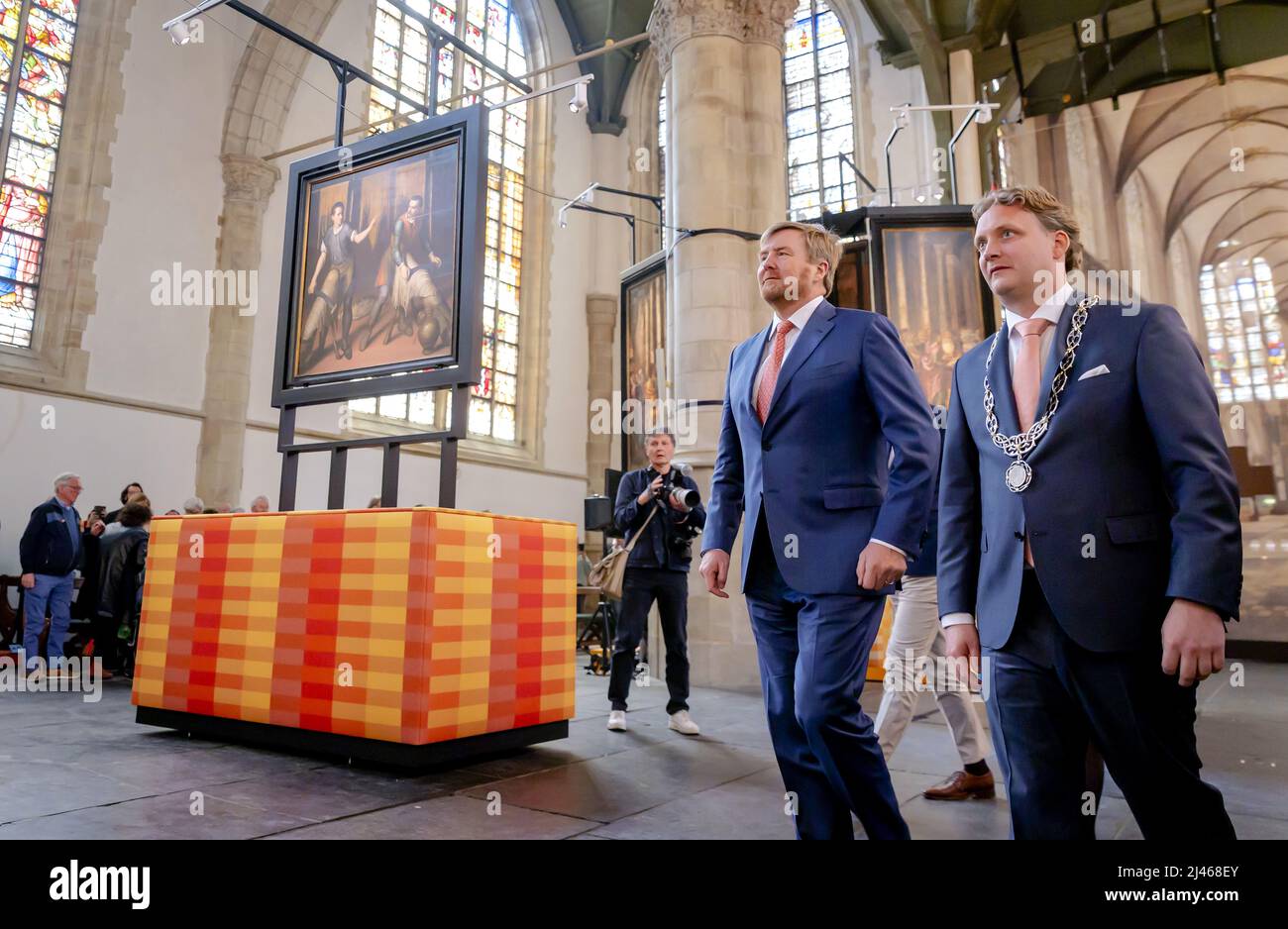 Sint-Janskerk, Gouda, Niederlande. 12. April 2022. 2022-04-12 14:53:55 GOUDA - König Willem-Alexander während der Eröffnung in St. John's Church der Ausstellung "Erleben Sie das Wunder von Gouda" als Beginn der Feier von 750 Jahren Stadtrechte für Gouda. Für die Ausstellung wurde die evangelische Kirche in den katholischen Staat des 16. Jahrhunderts zurückversetzt. Quelle: ANP/Alamy Live News Stockfoto