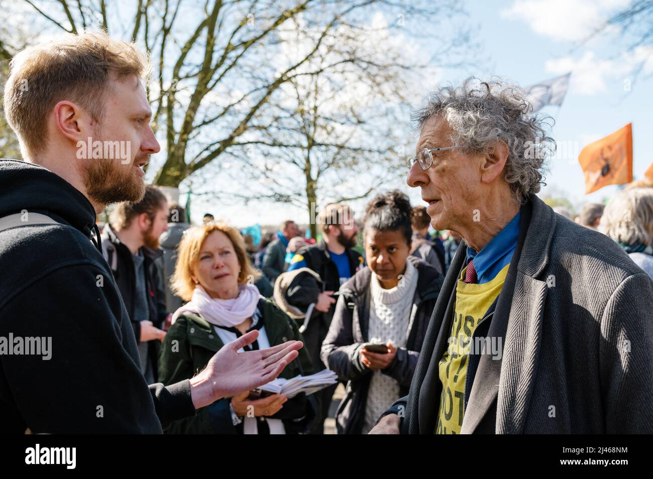London, Großbritannien. 12. April 2022. Piers Corbyn debattieren im Speakers' Corner Hyde Park, London, mit einem Unterstützer des Extinction Rebellion über das Klima Stockfoto