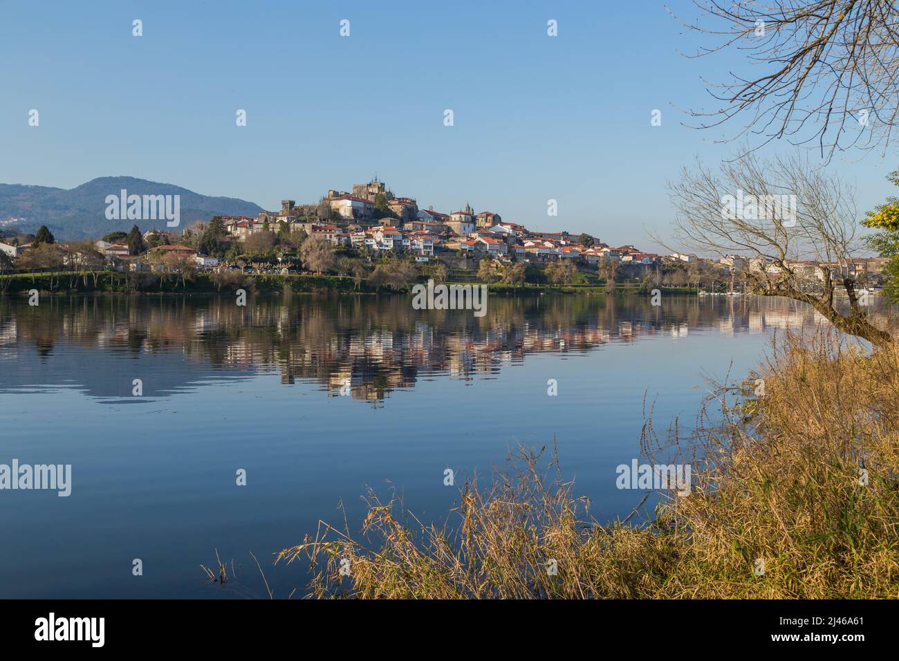 Blick auf den Fluss Minho von der Internationalen Brücke von TUI, Valenca do Minho, Portugal Stockfoto