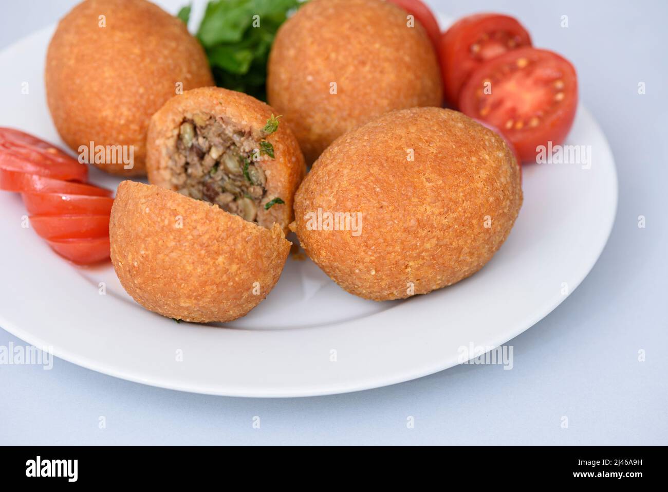 Gefüllte Fleischbällchen, eine traditionelle türkische Delikatesse. Kibbeh ist ein beliebtes Gericht in der nahöstlichen Küche (türkischer Name; icli kofte) Stockfoto