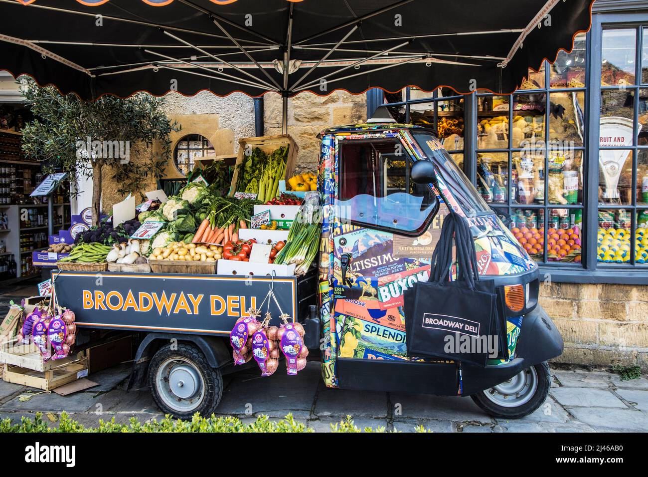 Obst und Gemüse werden kunstvoll vor einem Delikatessengeschäft in der Cotswold-Stadt Broadway in Worcestershire präsentiert. Stockfoto