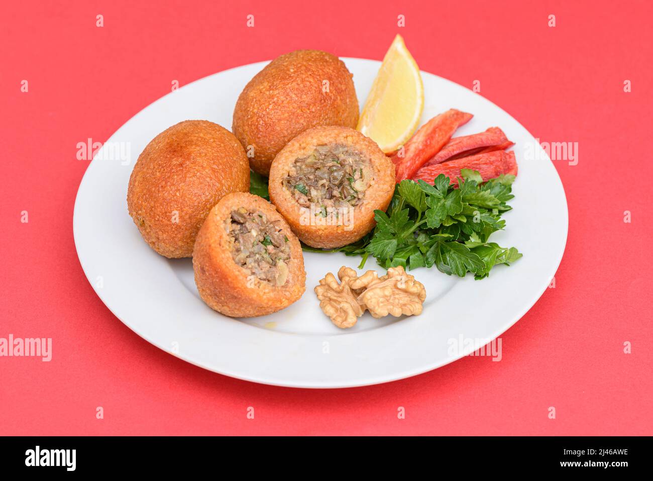 Gefüllte Fleischbällchen, eine traditionelle türkische Delikatesse. Kibbeh ist ein beliebtes Gericht in der nahöstlichen Küche (türkischer Name; icli kofte) Stockfoto