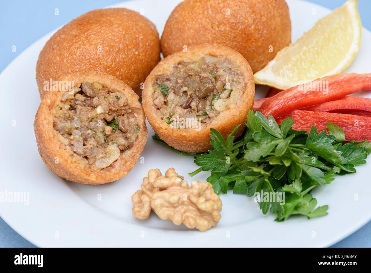 Gefüllte Fleischbällchen, eine traditionelle türkische Delikatesse. Kibbeh ist ein beliebtes Gericht in der nahöstlichen Küche (türkischer Name; icli kofte) Stockfoto