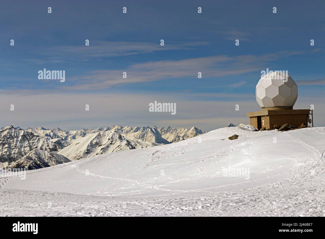 Die weiße Kuppel (Radom - Radar und Kuppel) der Wetterradarstation auf dem Gipfel des Patscherkofel, an einem strahlenden Tag in den Alpen Stockfoto
