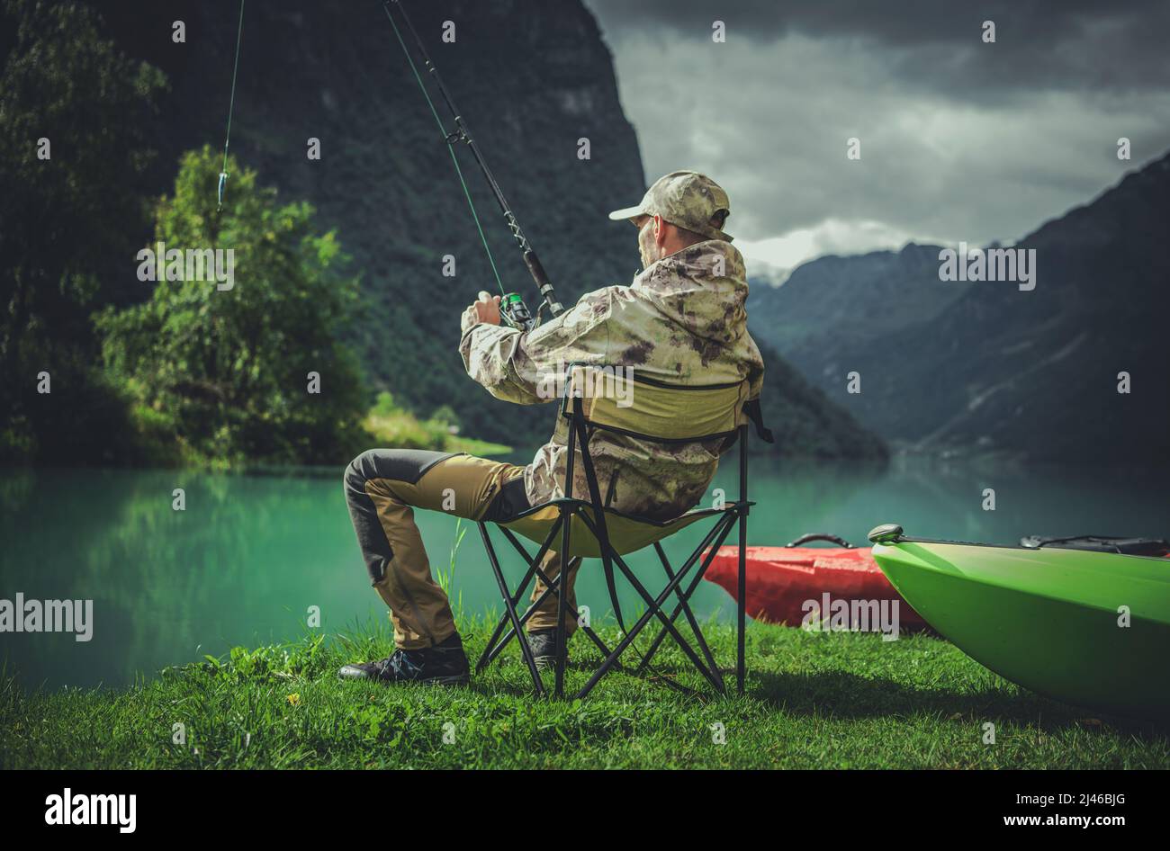 Kaukasische Männer in seinem 30s Sommer Fliegenfischen in Scenic Norwegian Landscape. Stockfoto