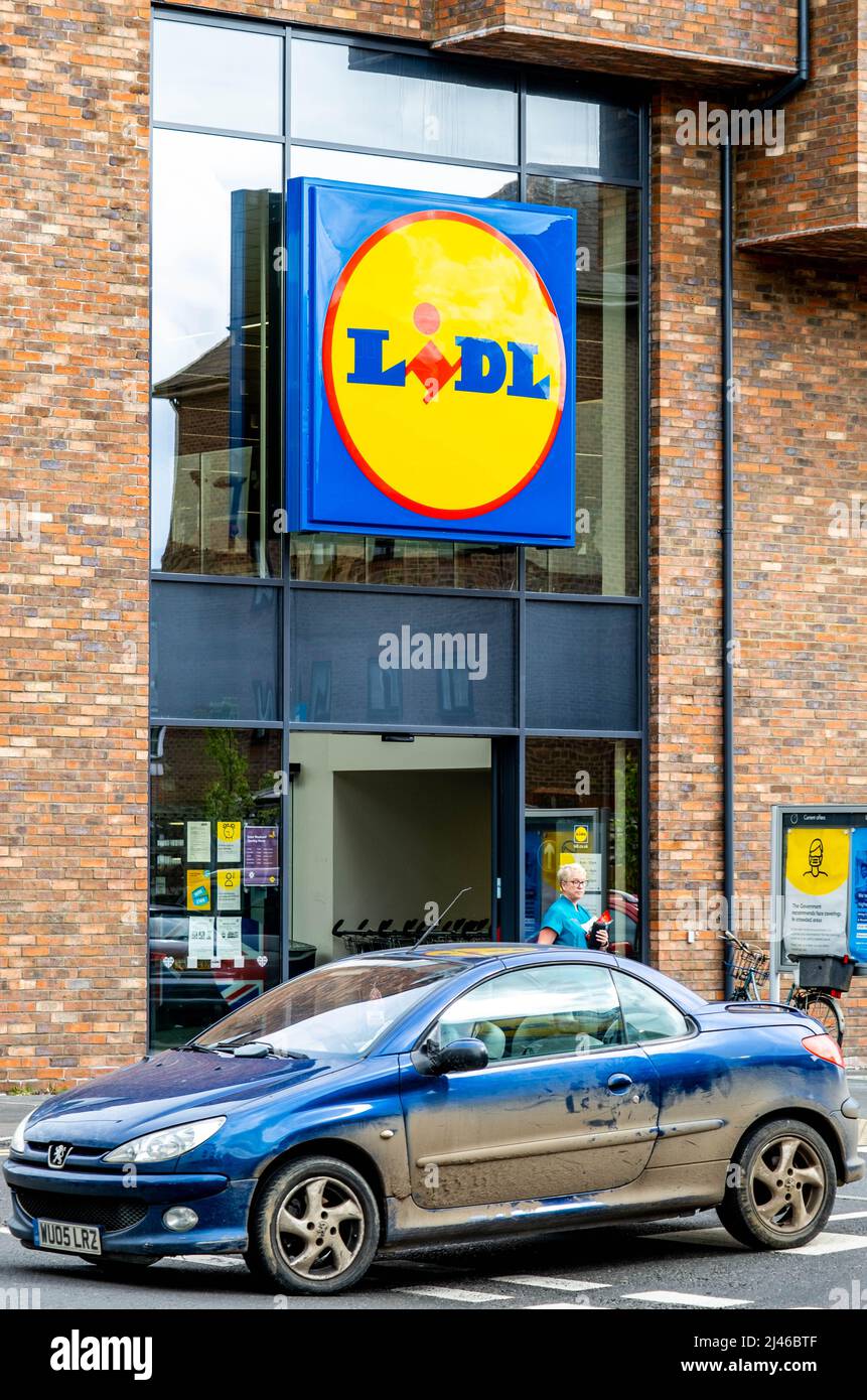 Epsom Surrey London, Großbritannien, April 12 2022, Lidl Supermarket High Street Food Retailer Stockfoto