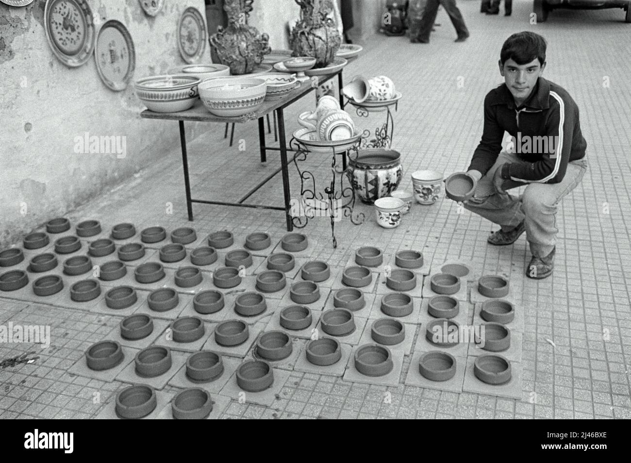 - Sizilien, handwerkliche Herstellung von Keramik in Santo Stefano di Camastra (Messina), April 1980 - Sicilia, Produzione artigianale di ceramiche a Santo Stefano di Camastra (Messina), April 1980 Stockfoto