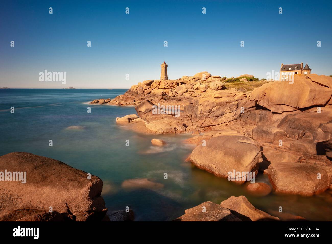 Leuchtturm von Ploumanach an der goldenen Stunde in Perros-Guirec, Côtes d'Armor, Bretagne, Frankreich Stockfoto