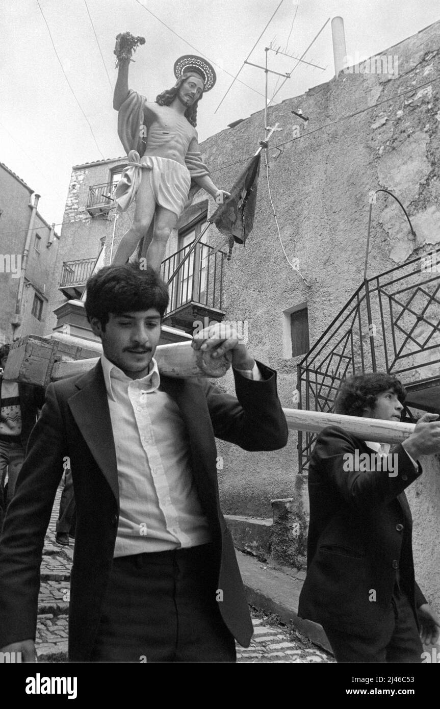 - Sizilien, traditionelle Feste der Osterzeit, Prozession des Karfreitags in Prizzi (Palermo) April 1980 - Sicilia, celebrazioni tradizionali della Pasqua, processione del Venerdì Santo a Prizzi (Palermo), April 1980 Stockfoto