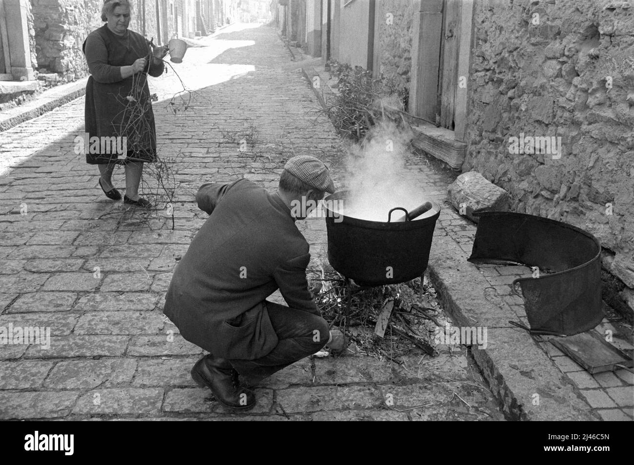 - Sizilien, traditionelle Ricotta-Käseherstellung in Prizzi (Palermo) April 1980 - Sicilia, Produzione tradizionale dela Ricotta a Prizzi (Palermo), April 1980 Stockfoto