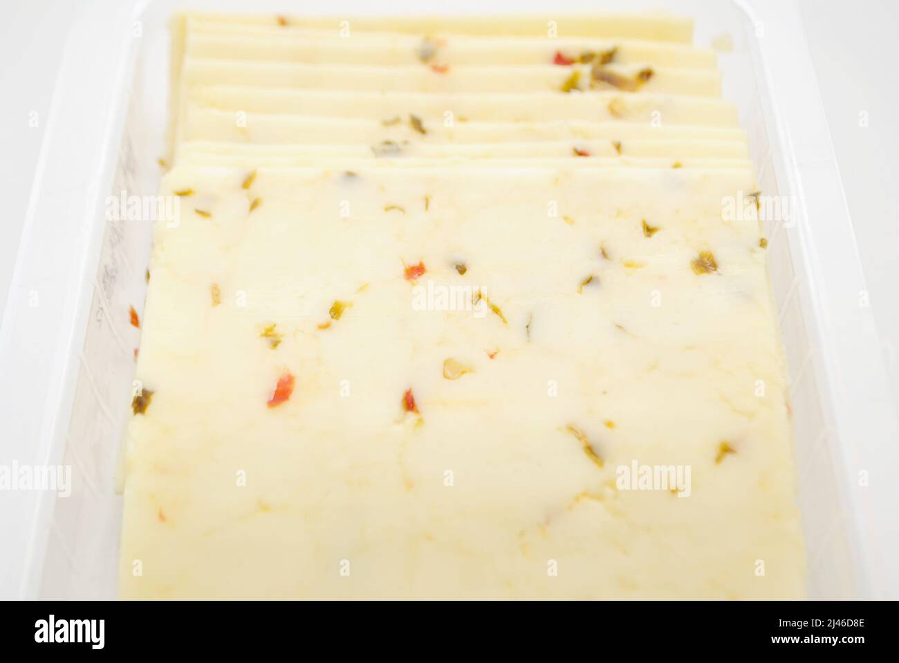 Pfeffer Jack Cheese Scheiben isoliert auf weißem Hintergrund Stockfoto