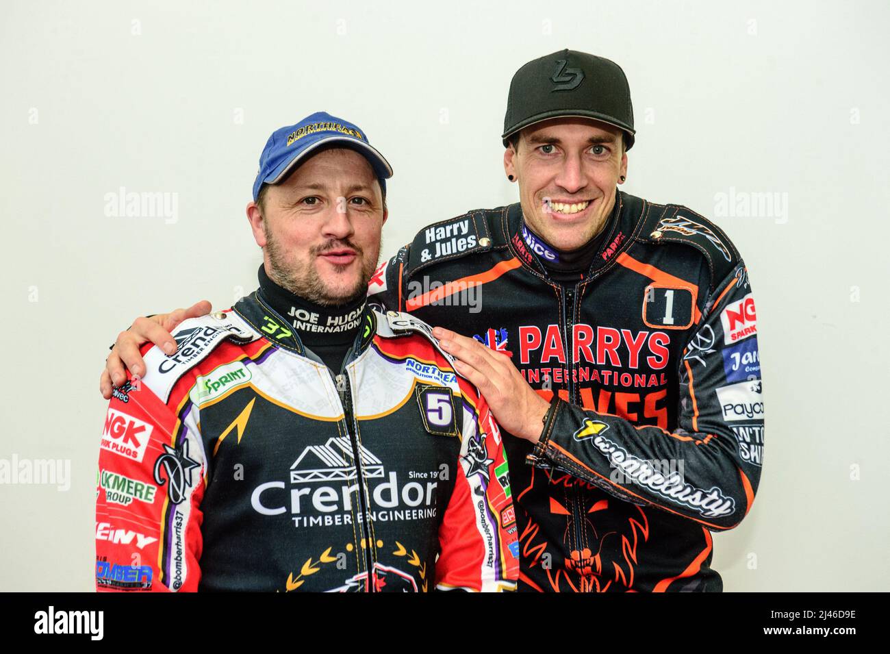 MANCHESTER, GROSSBRITANNIEN. APRIL 12.: Wolves' Sam Masters (rechts) mit Panthers' Chris ‘Bomber' Harris beim Saisonstart des Discovery Networks Eurosport Speedway im National Speedway Stadium, Manchester am Dienstag, 12.. April 2022 (Quelle: Ian Charles | MI News) Quelle: MI News & Sport /Alamy Live News Stockfoto