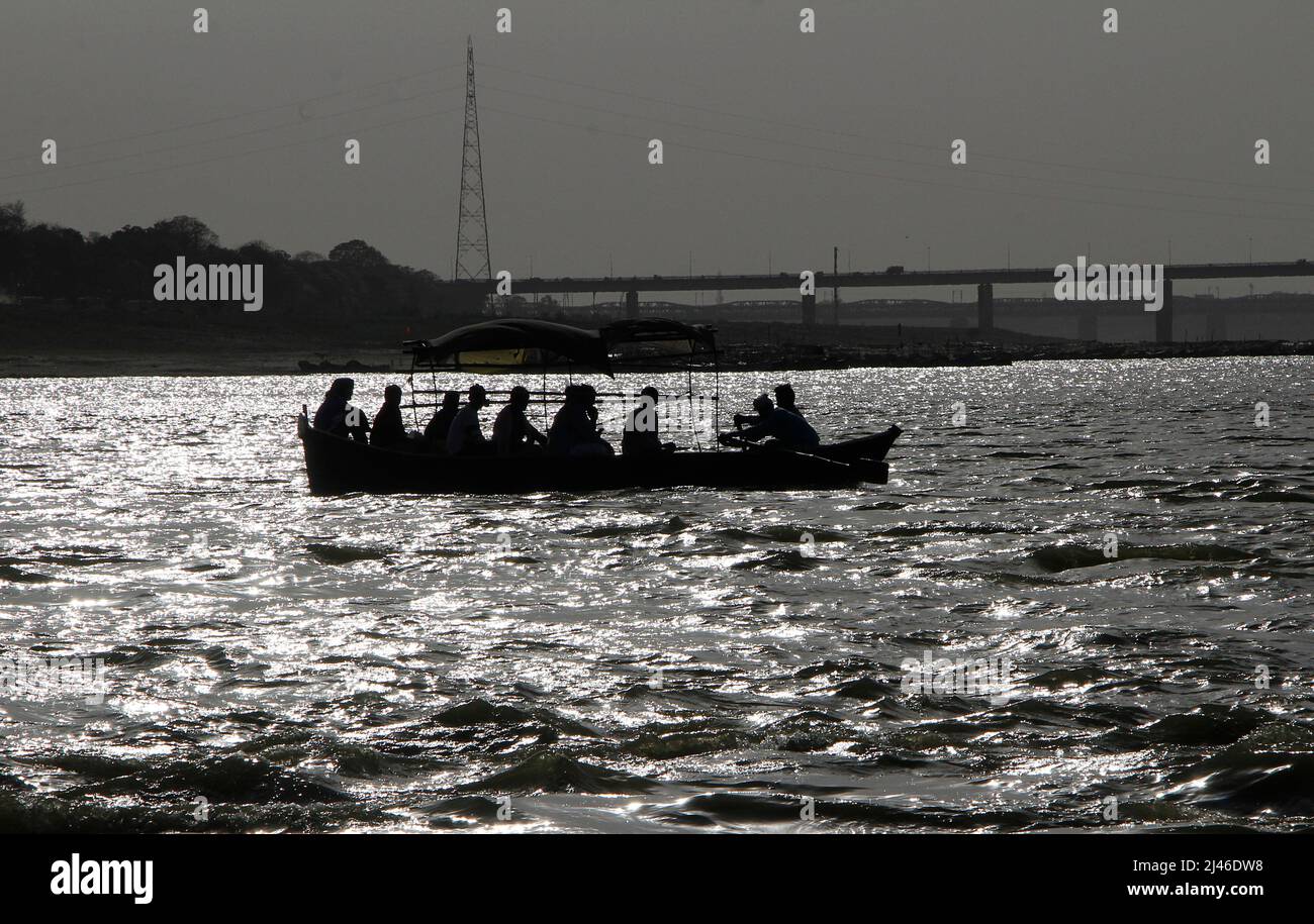 Indische Anhänger genießen Bootsfahrt im heiligen Fluss Ganges und Yamuna am Ufer des Sangam in Prayagraj, Indien. Stockfoto