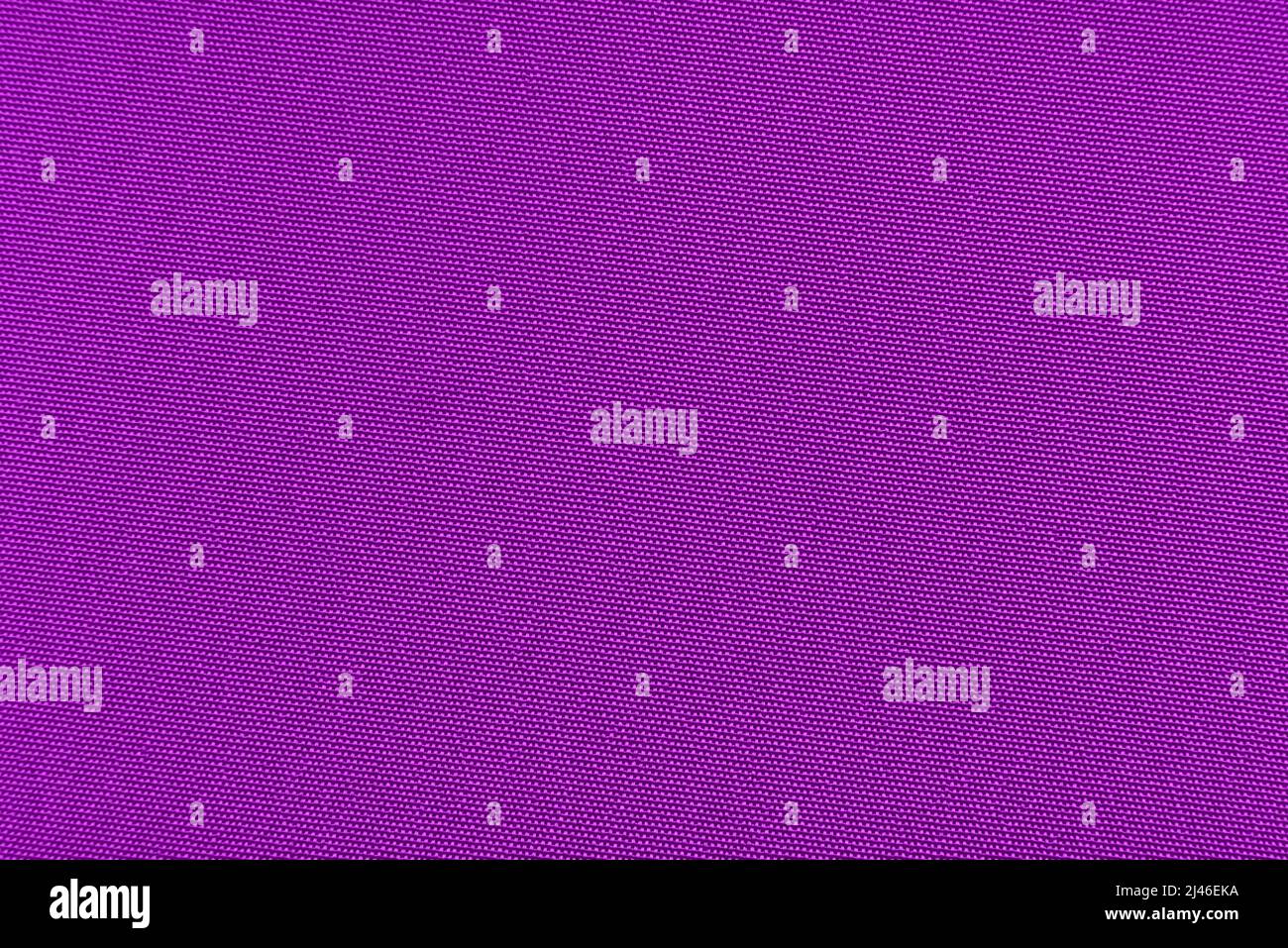 Violette oder magentafarbene Stoffe. Hintergrund aus farbigem Material. Textur der roten Farbe Stockfoto