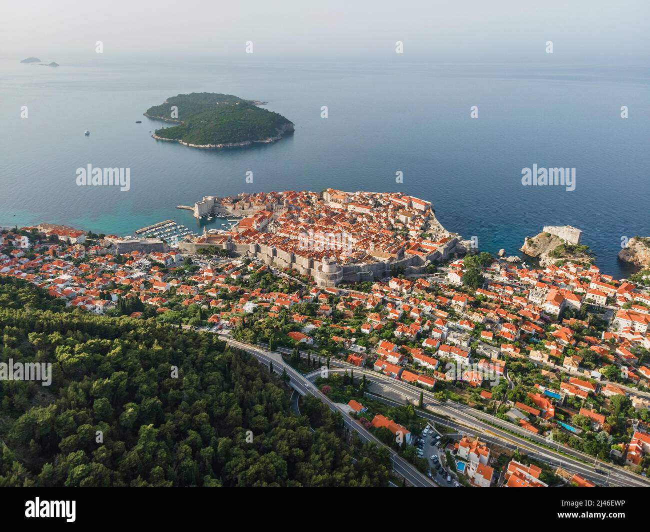 Luftaufnahme der Altstadt von Dubrovnik, Kroatien mit orangefarbenen Dächern und Adria aus Drohne. Urlaubsziel im Sommer Stockfoto
