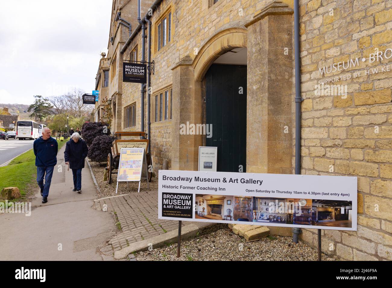 Außenansicht des Broadway Museum und der Art Gallery, Straßenszene, Broadway, Cotswolds, Worcestershire, Großbritannien Stockfoto