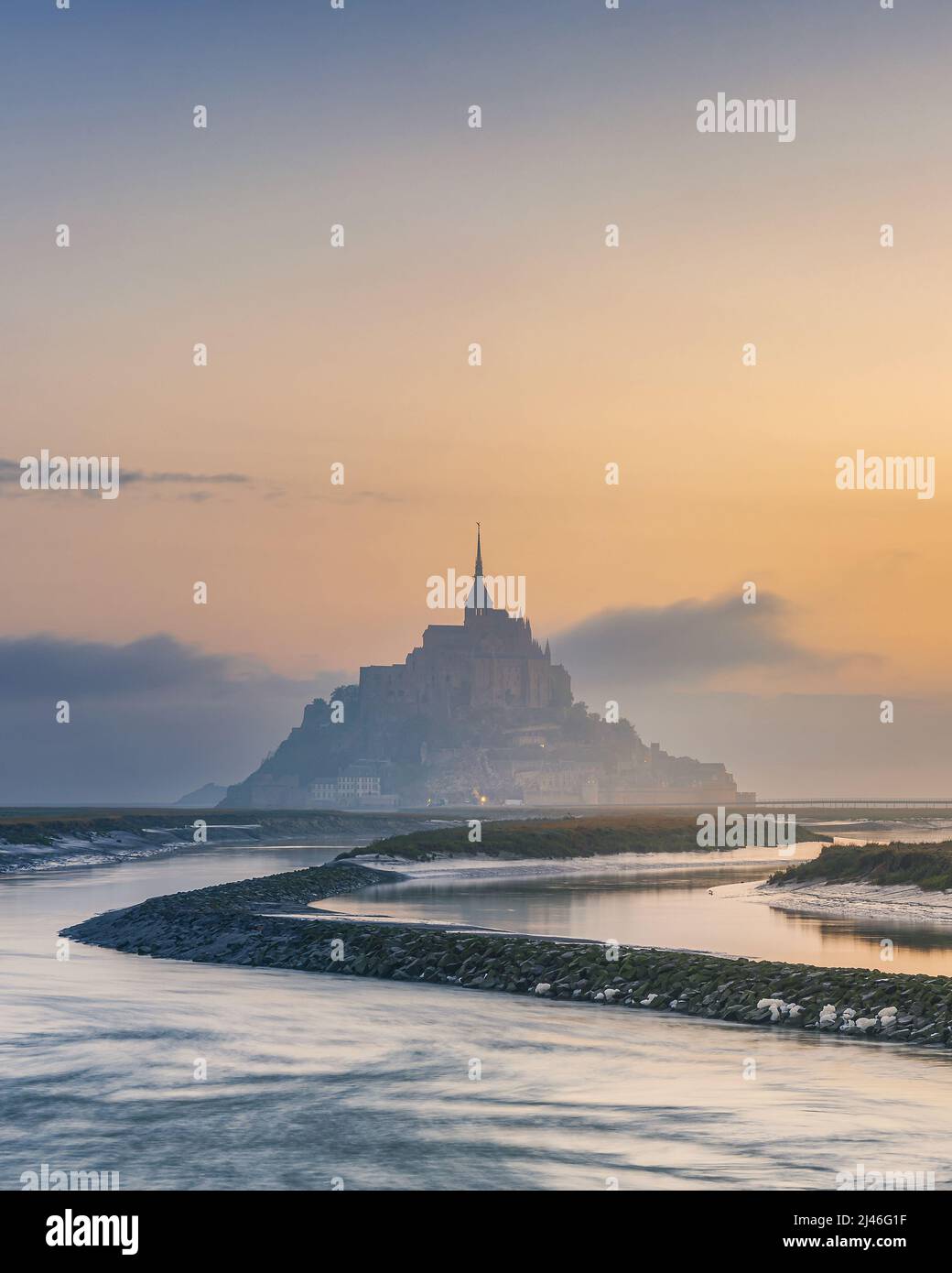 Moody Sonnenaufgang in der Abtei Le Mont Saint Michel auf der Insel in nebligen Morgen, Normandie, Nordfrankreich, Europa. Beliebtes Reiseziel Stockfoto