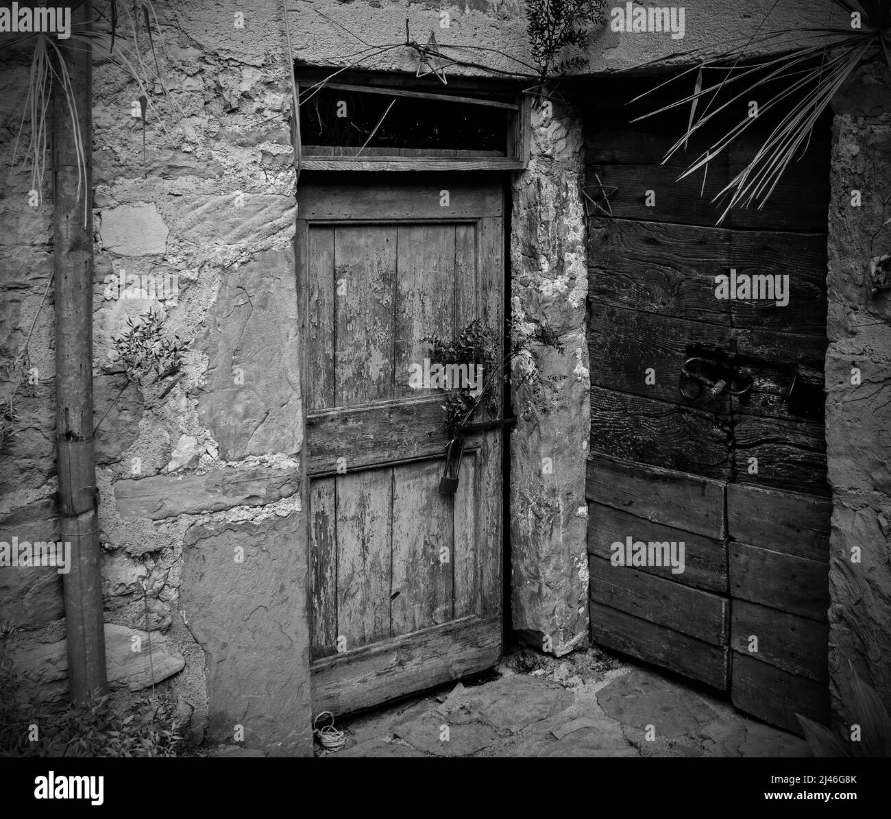 Alte Holztüren in Poffabro, einem historischen mittelalterlichen Dorf im Val Colvera Tal in der Provinz Pordenone, Friaul-Julisch Venetien, Nordostitalien Stockfoto