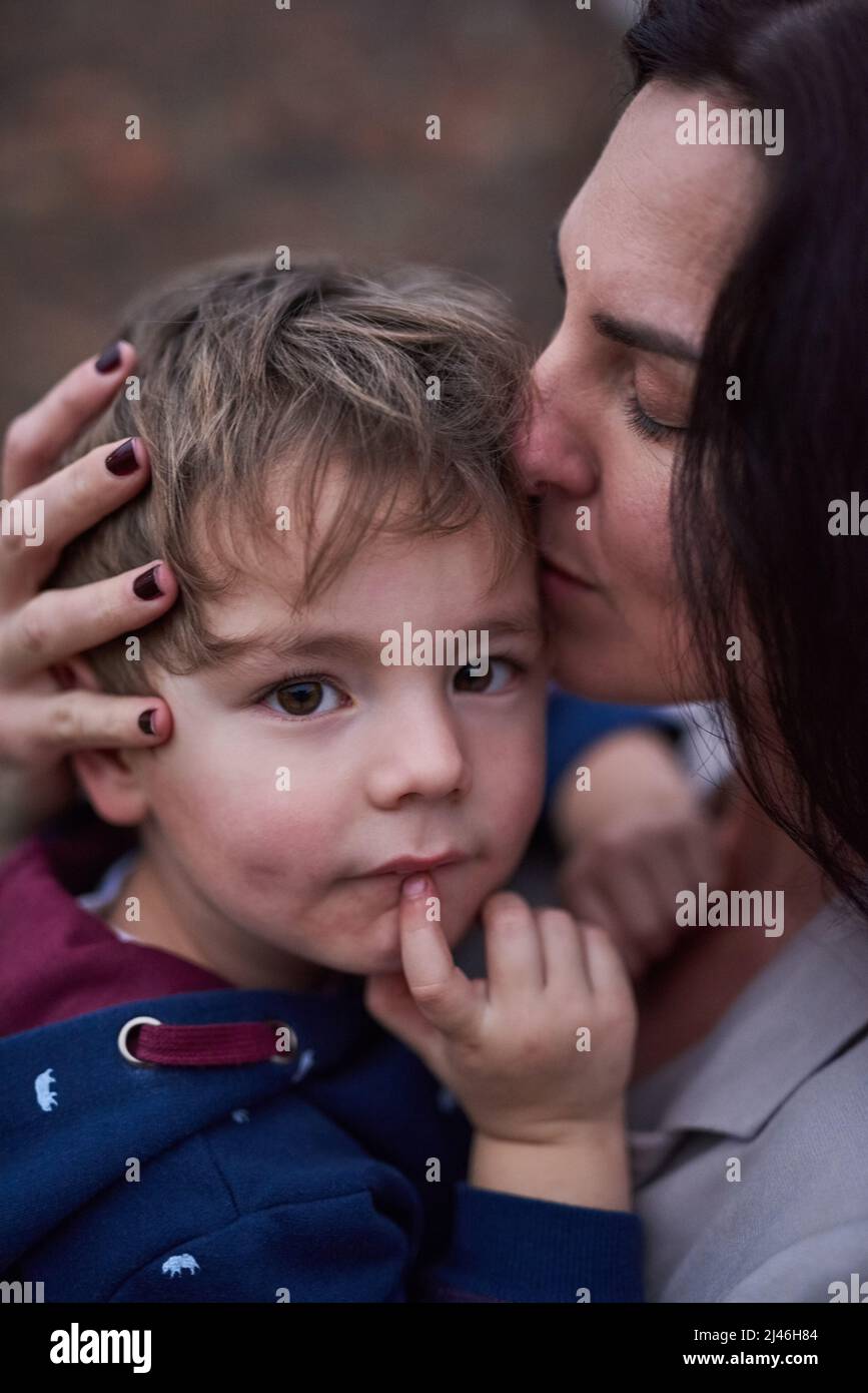 Liebe, die das Leben so schön macht. Ausgeschnittene Aufnahme einer Mutter, die ihren kleinen Sohn umarmt. Stockfoto