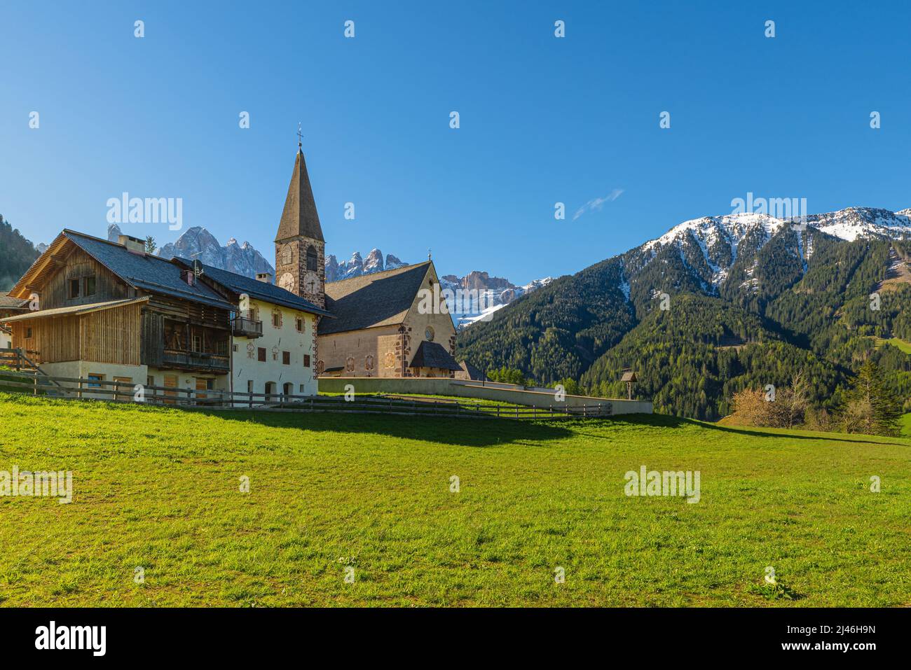 Blick auf das Val di Funes mit der Kirche Santa Maddalena in den Dolomiten in Südtirol, Trentino-Südtirol, Italien. Reiseziel Stockfoto