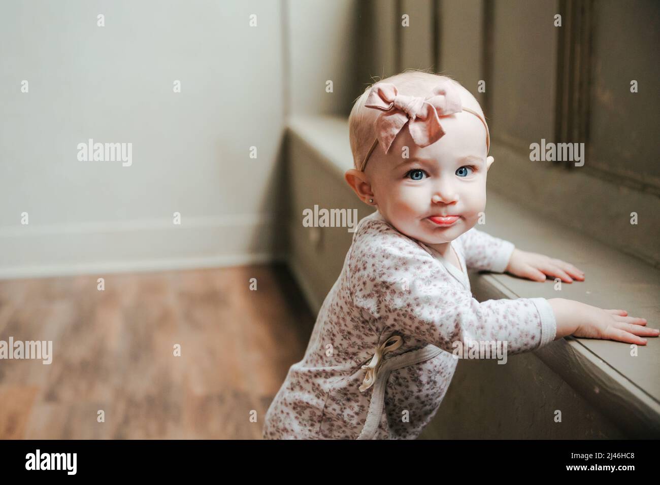 Baby Mädchen lernen zu stehen Stockfoto