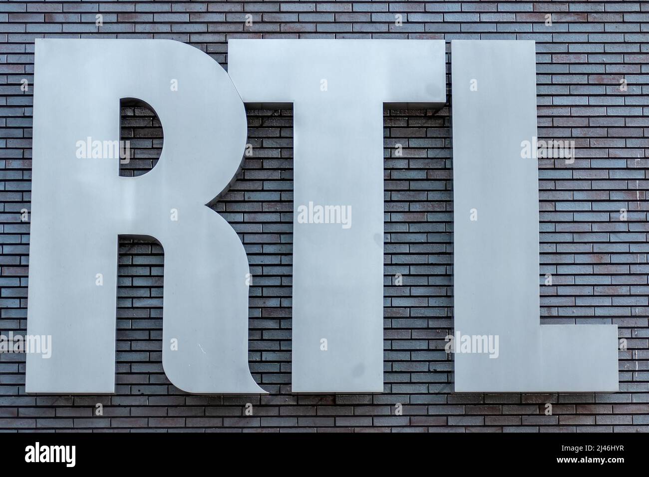 Brüssel, Belgien, 12. April 2022. RTL Belgien ist eine Tochtergesellschaft von DPG Media und der Rossel Group, die spezielle Fernsehdienste produziert und veröffentlicht Stockfoto