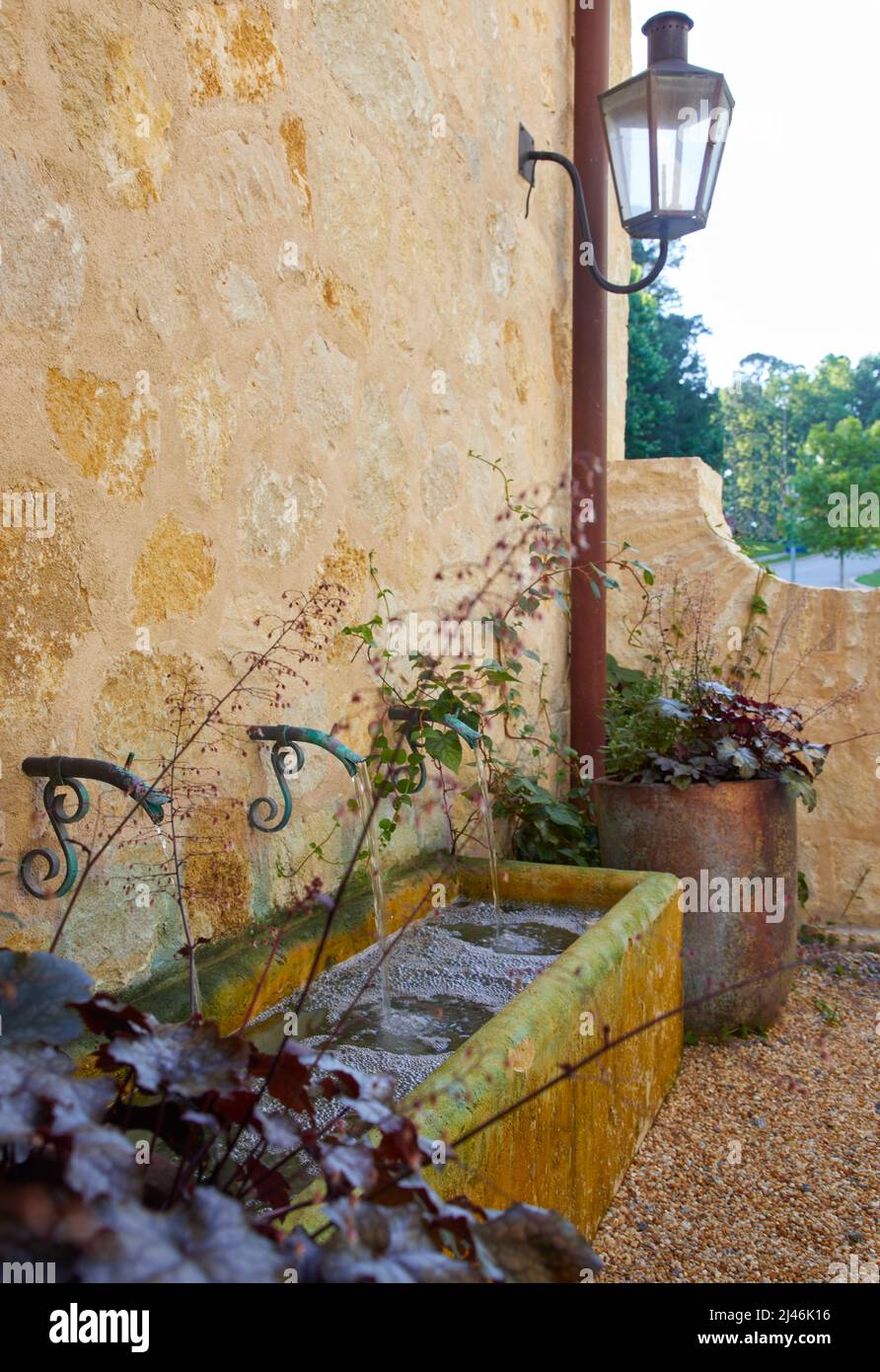 Im mediterranen Stil gehaltene Bewässerungsrinne vor dem Garten Stockfoto