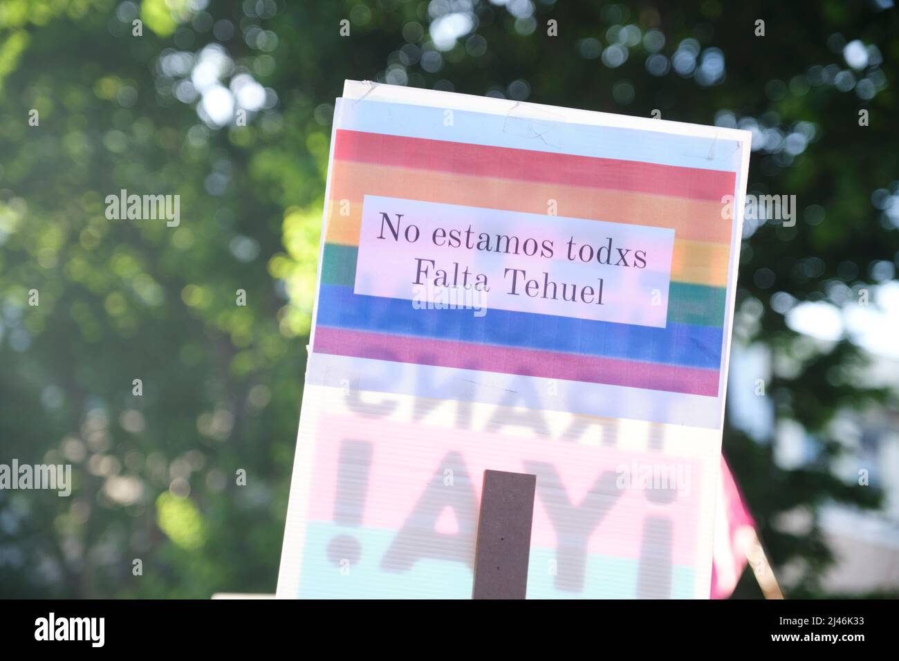 Buenos Aires, Argentinien; 6. November 2021: LGBT Pride Parade. Poster mit dem Text Wir sind nicht alle hier. Tehuel fehlt. Anspruch auf das Aussehen eines mi Stockfoto