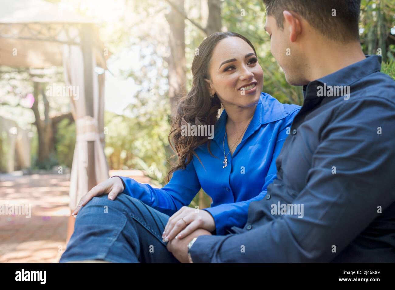 Das junge lateinische Paar verbringt Zeit miteinander im Park Stockfoto