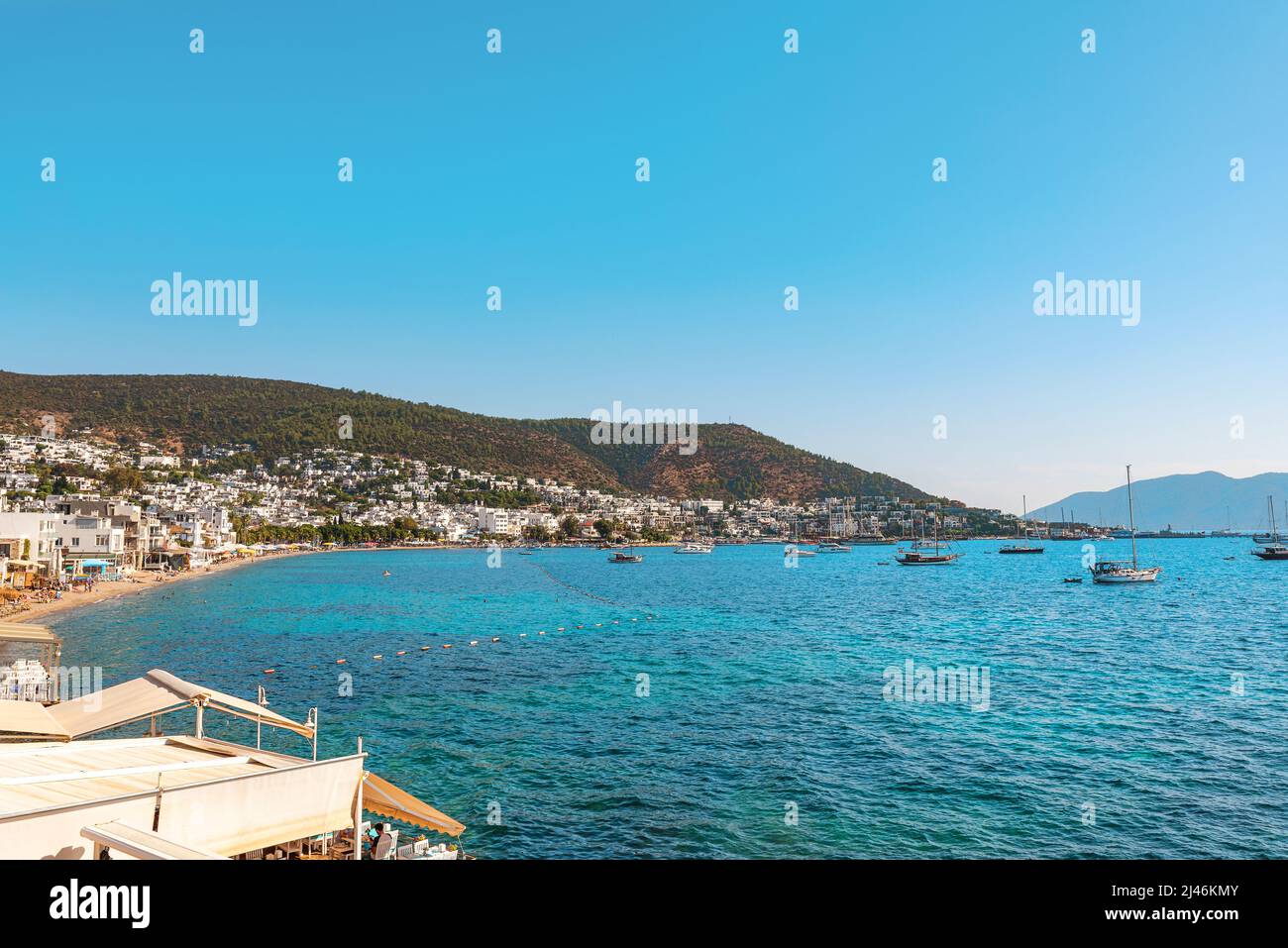 Blick auf den Strand und die Bucht von Bodrum mit Yachten an sonnigen Tagen, die Provinz Mugla, die Türkei, die Ägäis. Beliebtes touristisches Sommerziel in der Türkei Stockfoto