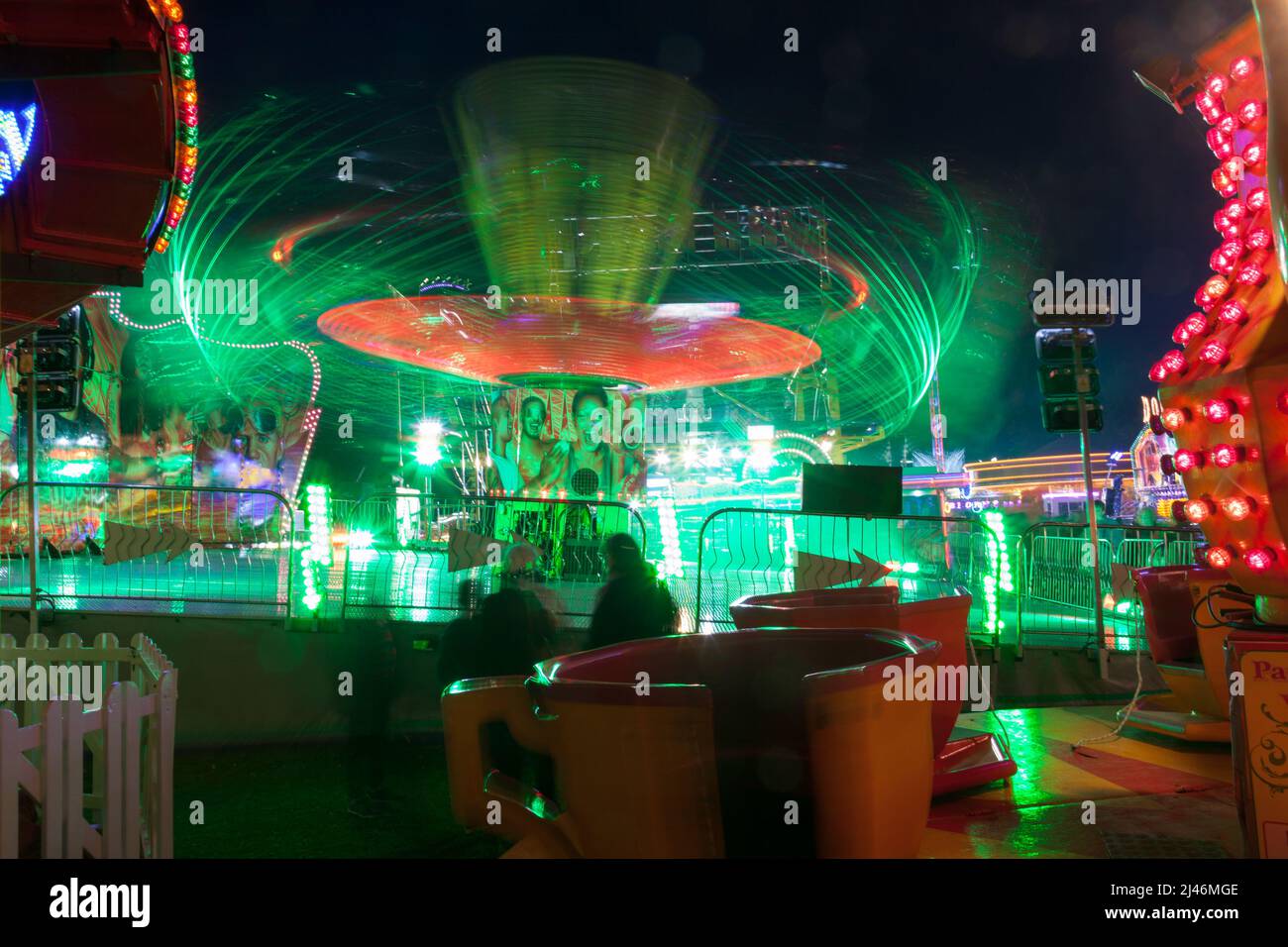 Langzeitaufnahmen der Fahrgeschäfte auf dem Messegelände von Oxford's St. Giles Travelling Funfair, die jährlich im September stattfinden. Stockfoto