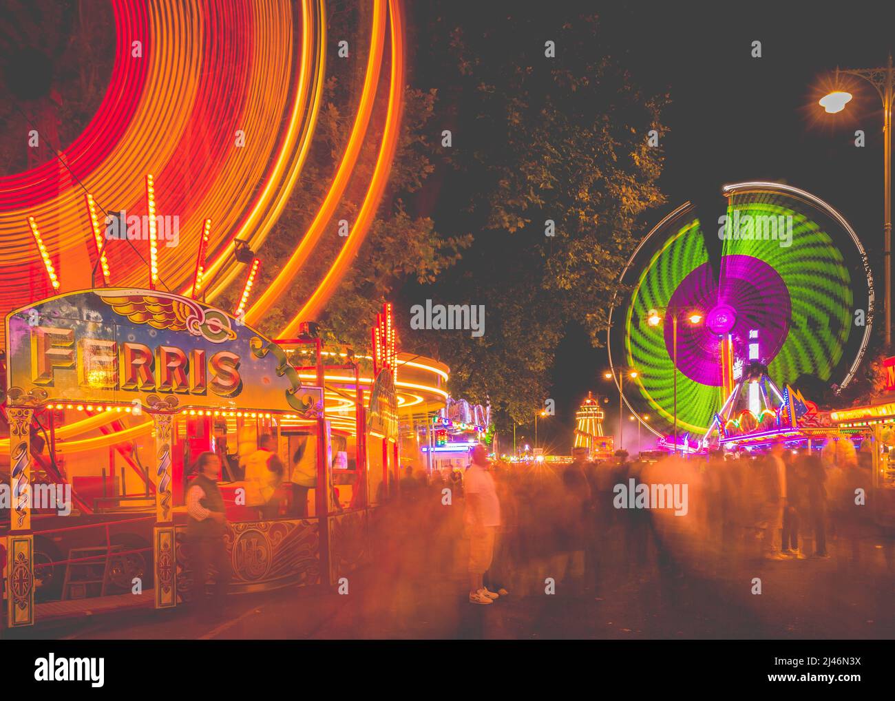 Langzeitaufnahmen der Fahrgeschäfte auf dem Messegelände von Oxford's St. Giles Travelling Funfair, die jährlich im September stattfinden. Stockfoto