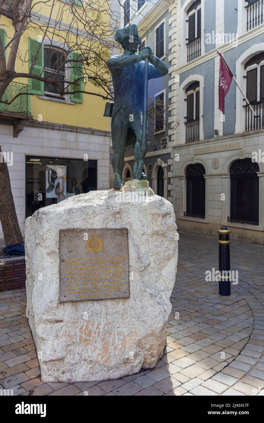 GIBRALTAR, Großbritannien - 7. APRIL 2022 - Statue der königlichen Ingenieure zum Gedenken an den Gottesdienst auf dem Felsen von Gibraltar. Blick von der Hauptstraße. Gibraltar Stockfoto