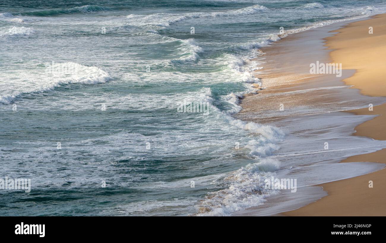 Wellen am Strand Stockfoto