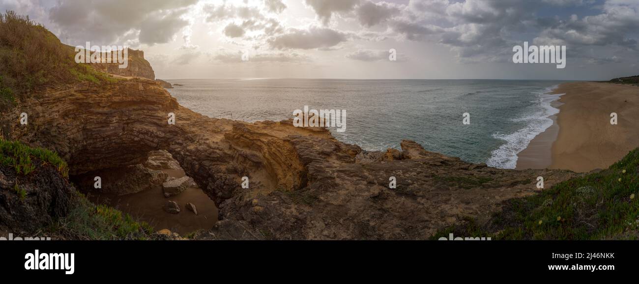 Nazaré Strand in Portugal mit der Orca Höhle Stockfoto