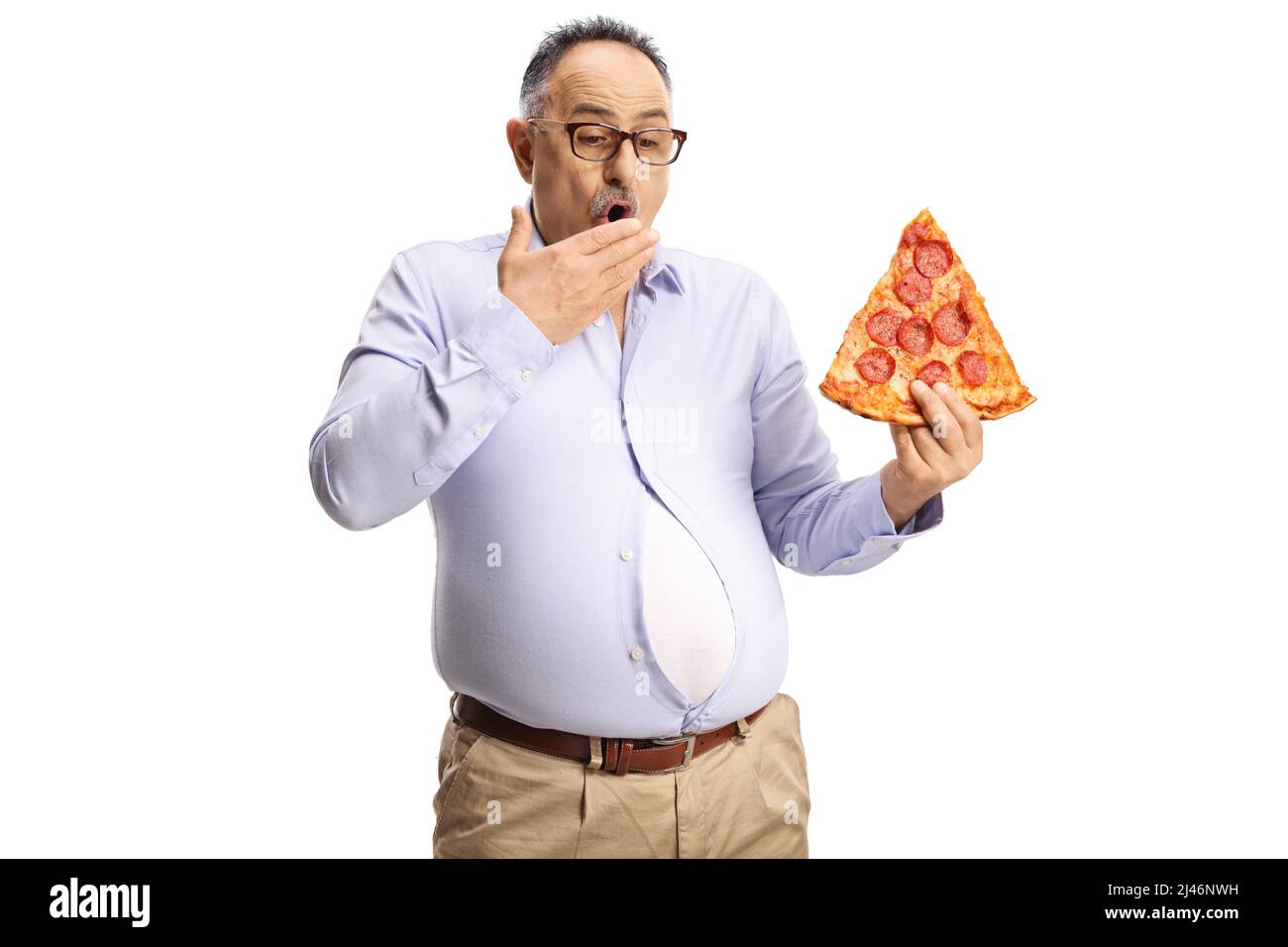 Peinlich reifer Mann in einem engen Hemd hält eine Scheibe Pepperoni Pizza isoliert auf weißem Hintergrund Stockfoto