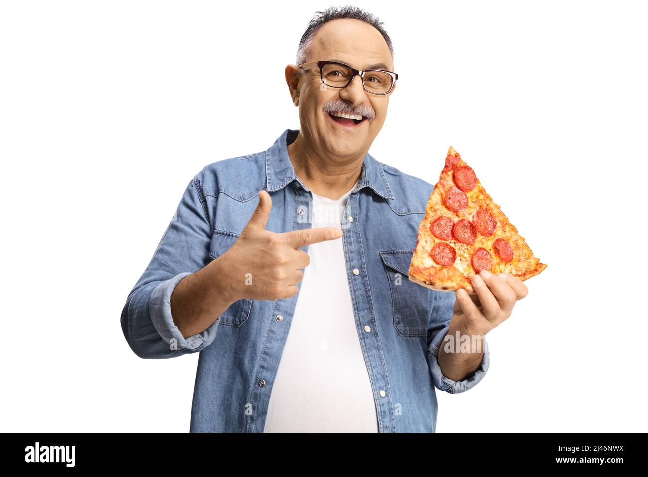 Fröhlicher reifer Mann hält eine Scheibe Pepperoni Pizza und zeigt isoliert auf weißem Hintergrund Stockfoto