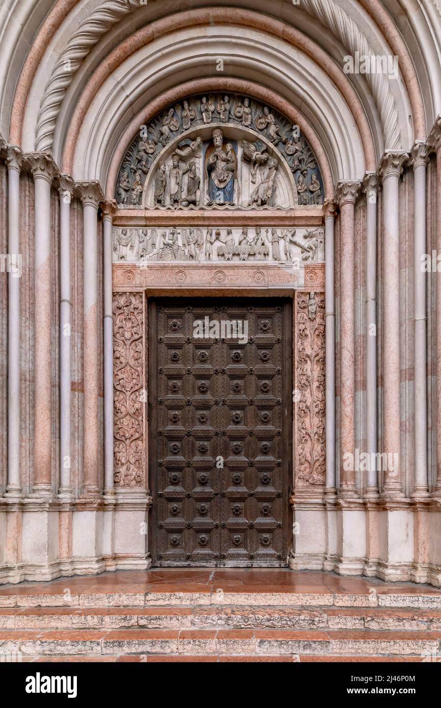 Das Eingangsportal der alten Taufkapelle, historisches Zentrum von Parma, Italien Stockfoto