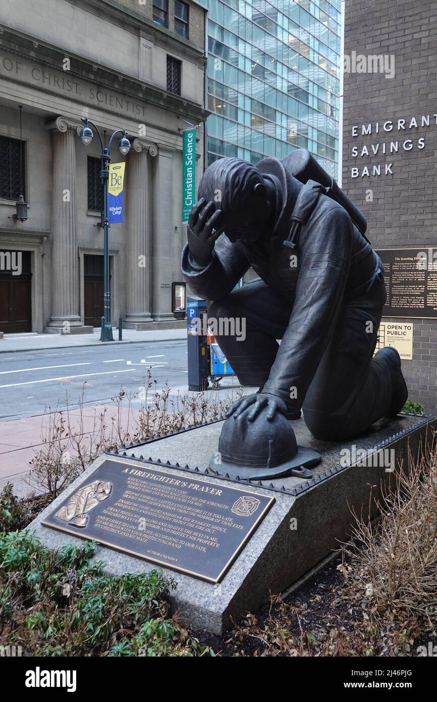 Eine Gebetsstatue eines Feuerwehrmann, 43. Street, Manhattan, New York, USA Stockfoto