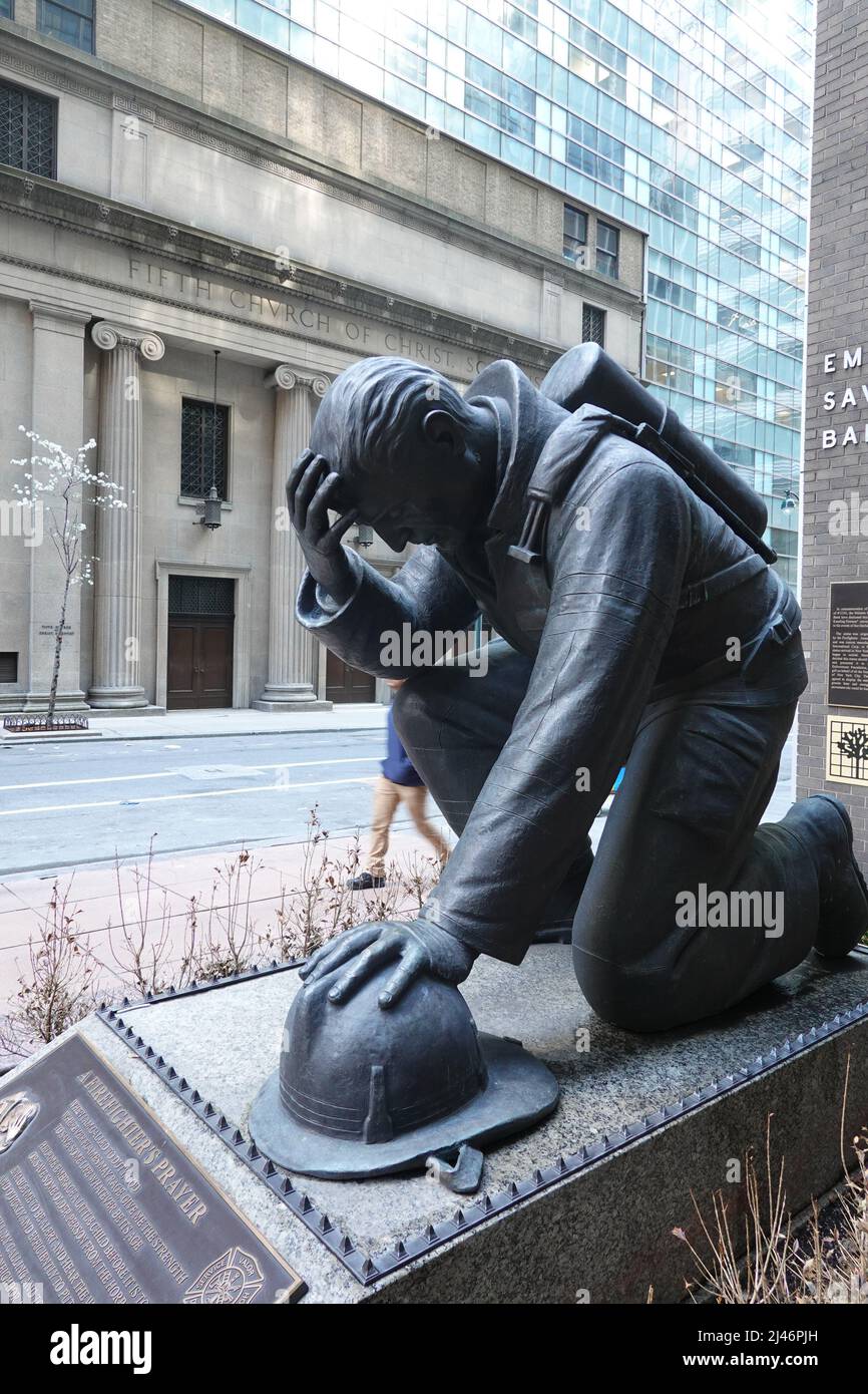 Eine Gebetsstatue eines Feuerwehrmann, 43. Street, Manhattan, New York, USA Stockfoto