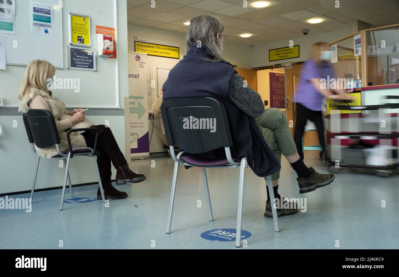 Die Patienten warten in einem NHS-Krankenhaus in Portsmouth, Großbritannien, auf die Berater, nachdem sie von ihrem Hausarzt überwiesen wurden. Wartelisten für Personen, die SP sehen Stockfoto