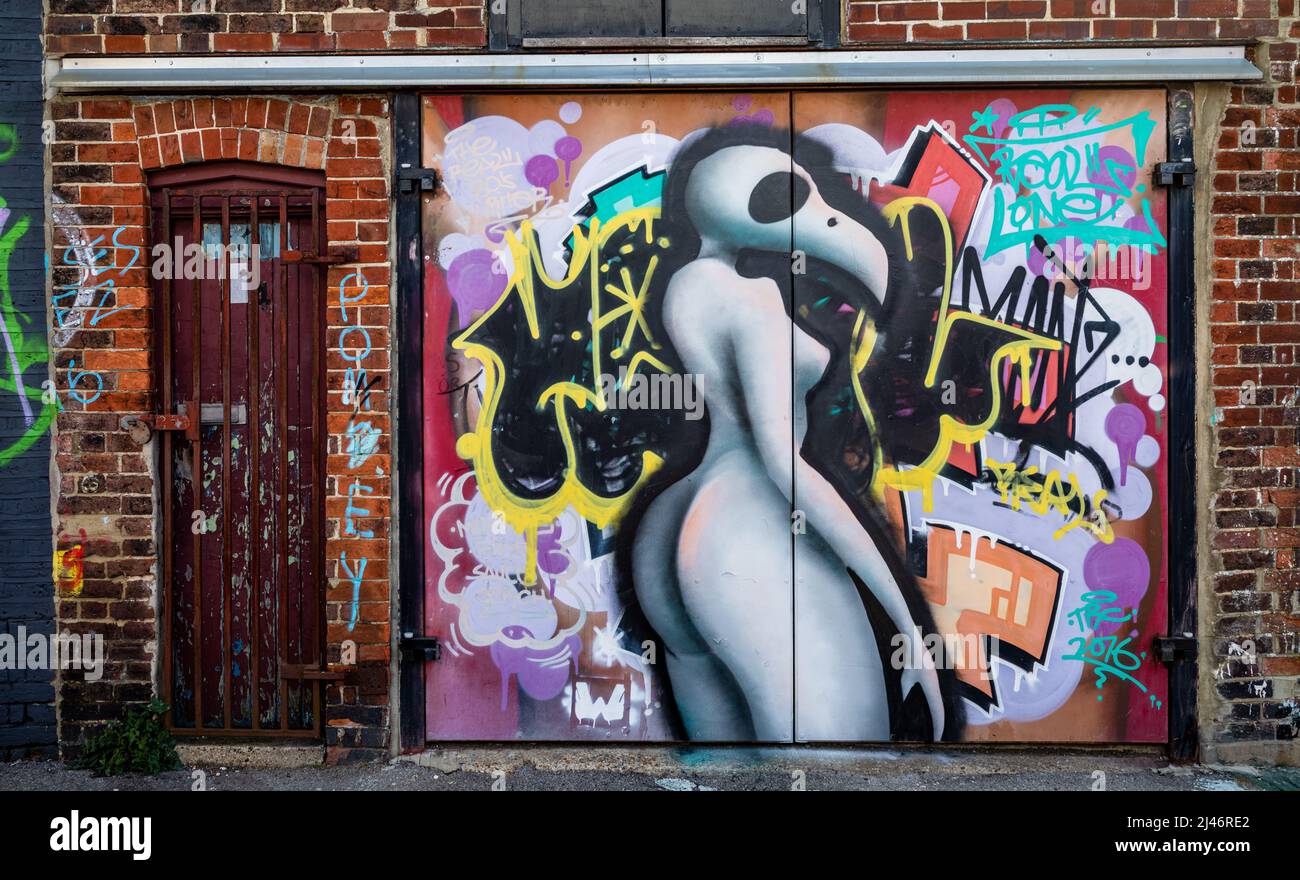 Farbenfrohe Street Art-Graffiti auf Türchen neben einer verschlossenen und verrosteten Tür hinter Fratton Park, dem Stadion des FC Portsmouth Stockfoto Farbenfrohe Street Art-Graffiti auf Türchen neben einer verschlossenen und verrosteten Tür hinter Fratton Park, dem Stadion des FC Portsmouth Stockfoto
