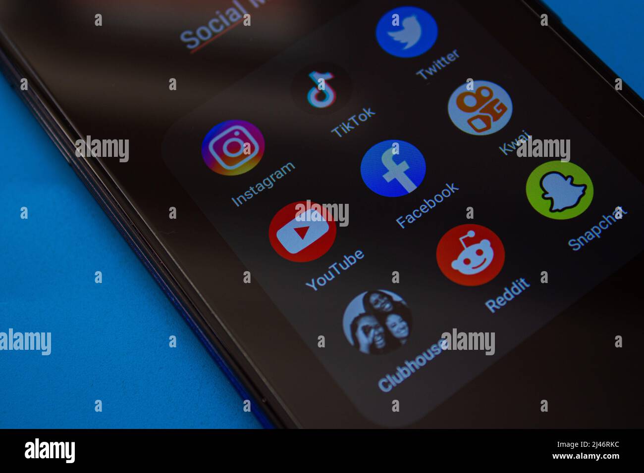 Symbole für Social-Media-Apps auf dem Smartphone-Bildschirm. Afyonkarahisar, Türkei - 10. April 2022. Stockfoto