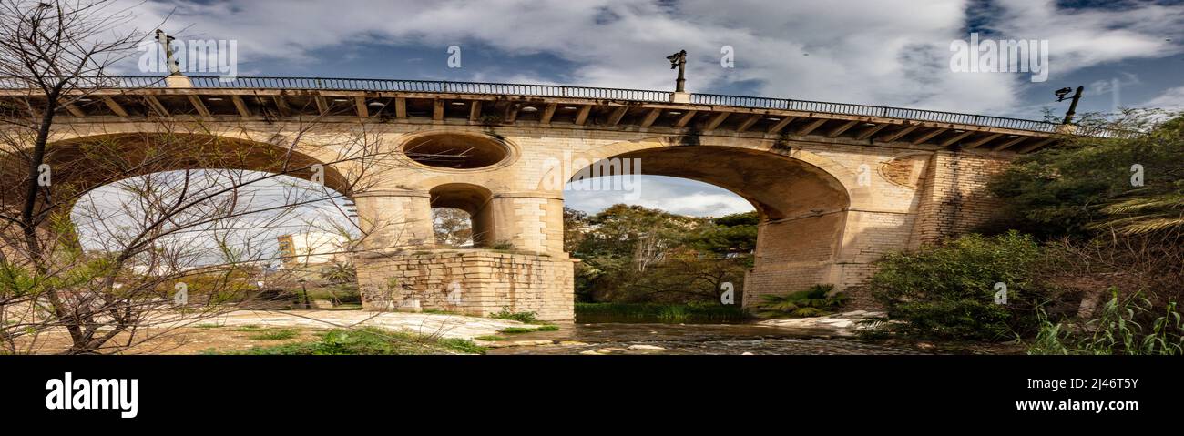 La Vila Joiosa Straßenbrücke von den Jardins De Villa Jariosa darunter Stockfoto