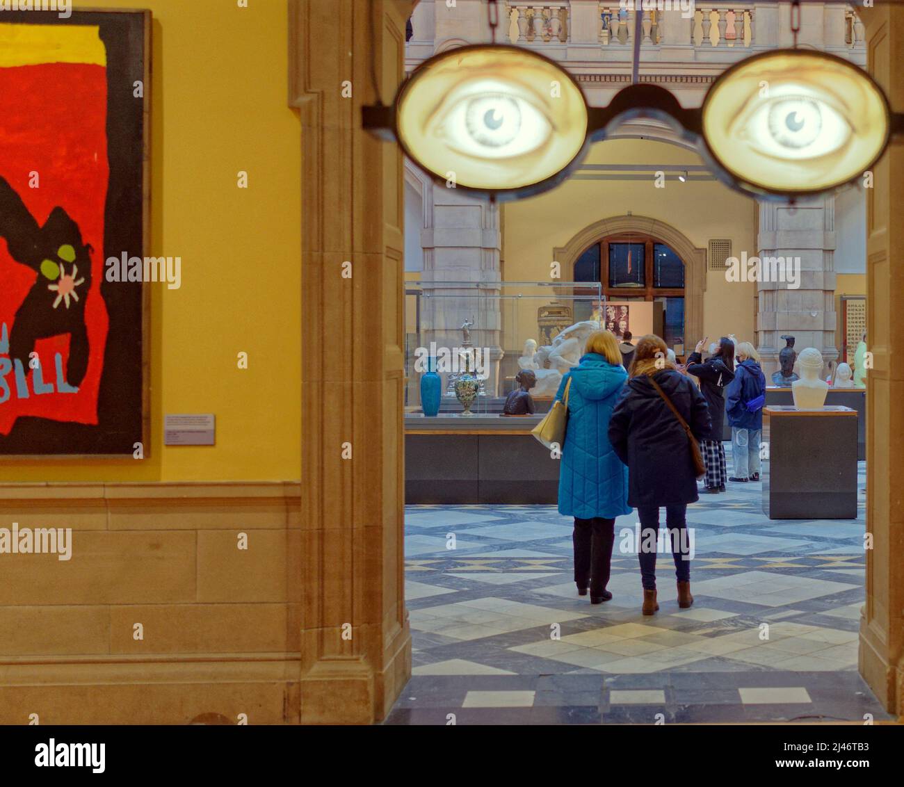 Glasgow, Schottland, Großbritannien 12.. April 2022. Das Kelvingrove-Museum und die Kunstgalerien waren voll mit Einheimischen und Touristen in diesem lebhaften Raum und es war wegen der Schulferien ausreichend für Kinder. Credit Gerard Ferry/Alamy Live News Stockfoto