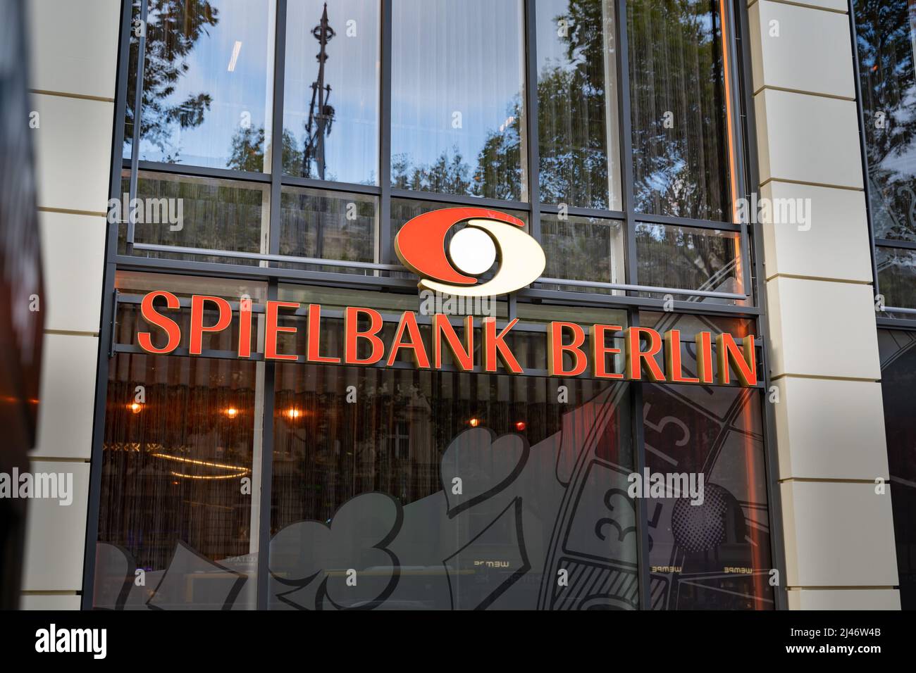 Spielbank Berlin Schild an der Außenseite eines Gebäudes. Casino in der Stadt mit Werbung an der Fassade. Glücksspiel und Unterhaltung in einem städtischen Gebiet. Stockfoto