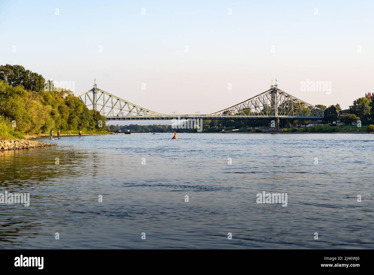 Die berühmte Loschwitz-Brücke von einem Boot aus gesehen. Das riesige Gebäude ist ein Reiseziel. Es handelt sich um eine freitragende Fachwerkbrücke über die Elbe. Stockfoto