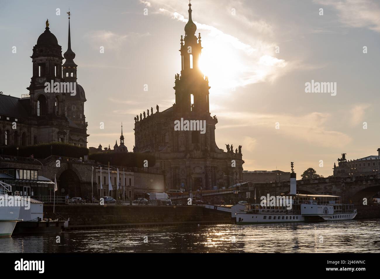 Durch die Hofkirche in der Stadt scheint helles Sonnenlicht. Eine berühmte katholische Kirche in barocker Architektur. Teil der historischen Altstadt. Stockfoto